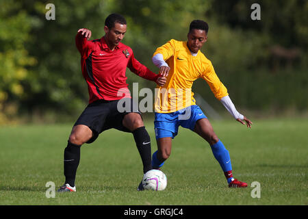 Clapton Rangers (gelb) Vs Tottenham Phoenix, Hackney & Leyton Sunday League Football in Hackney Sümpfe, Hackney, England am 27.09.2015 Stockfoto