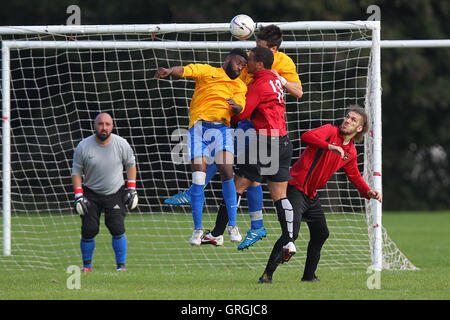 Clapton Rangers (gelb) Vs Tottenham Phoenix, Hackney & Leyton Sunday League Football in Hackney Sümpfe, Hackney, England am 27.09.2015 Stockfoto