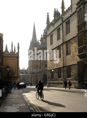 OXFORD. Am frühen Morgen in Oxford, England; ein Radfahrer auf catte Street übergibt die Bodleian Library vom Architekten Giles Gilbert Scott Stockfoto