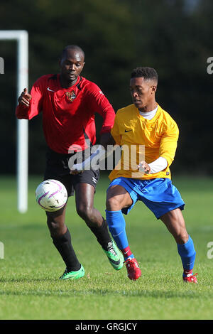 Clapton Rangers (gelb) Vs Tottenham Phoenix, Hackney & Leyton Sunday League Football in Hackney Sümpfe, Hackney, England am 27.09.2015 Stockfoto