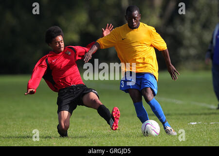 Clapton Rangers (gelb) Vs Tottenham Phoenix, Hackney & Leyton Sunday League Football in Hackney Sümpfe, Hackney, England am 27.09.2015 Stockfoto