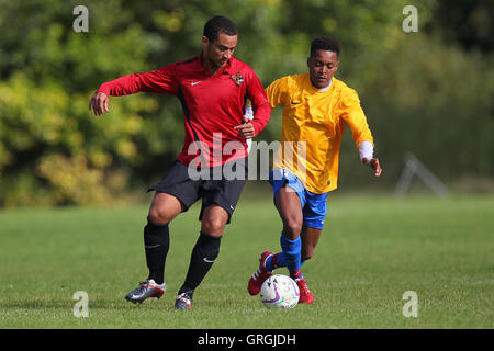 Clapton Rangers (gelb) Vs Tottenham Phoenix, Hackney & Leyton Sunday League Football in Hackney Sümpfe, Hackney, England am 27.09.2015 Stockfoto