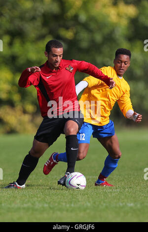 Clapton Rangers (gelb) Vs Tottenham Phoenix, Hackney & Leyton Sunday League Football in Hackney Sümpfe, Hackney, England am 27.09.2015 Stockfoto