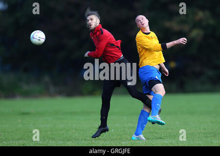 Clapton Rangers (gelb) Vs Tottenham Phoenix, Hackney & Leyton Sunday League Football in Hackney Sümpfe, Hackney, England am 27.09.2015 Stockfoto