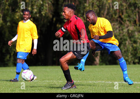 Clapton Rangers (gelb) Vs Tottenham Phoenix, Hackney & Leyton Sunday League Football in Hackney Sümpfe, Hackney, England am 27.09.2015 Stockfoto