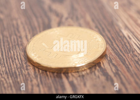 Goldene Bitcoins auf einem hölzernen Hintergrund. (neues virtuelles Geld) Stockfoto