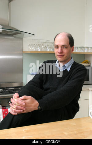 Philosoph Alain de Botton Zuhause in London. Autor der Architektur des Glücks, die Tröstungen der Philosophie. Stockfoto