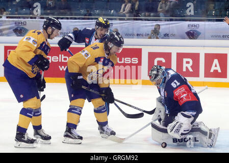 Ingolstadt, Bayern, Deutschland. 6. Sep, 2016. vom linken Sami LAEHTEENMAEKI (Rauma), Rony AHONEN (Rauma), Timo PIELMEIER (Ingolstadt). Champions Hockey League, ERC Ingolstadt Vs Lukko Rauma, Ingolstadt, Saturn Arena, 6. September 2016, Spieltag 8, die besten 48 Teams aus 13 europäischen Hockey-Ligen spielen in dieser Saison in der Champions Hockey League © Wolfgang Fehrmann/ZUMA Draht/Alamy Live News Stockfoto