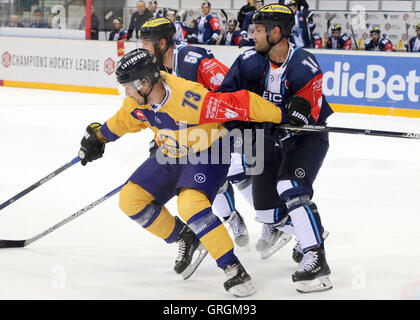 Ingolstadt, Bayern, Deutschland. 6. Sep, 2016. von links Ilmari PITKAENEN (Rauma), Dustin FRIESEN (Ingolstadt / CAN),. Champions Hockey League, ERC Ingolstadt Vs Lukko Rauma, Ingolstadt, Saturn Arena, 6. September 2016, Spieltag 8, die besten 48 Teams aus 13 europäischen Hockey-Ligen spielen in dieser Saison in der Champions Hockey League © Wolfgang Fehrmann/ZUMA Draht/Alamy Live News Stockfoto