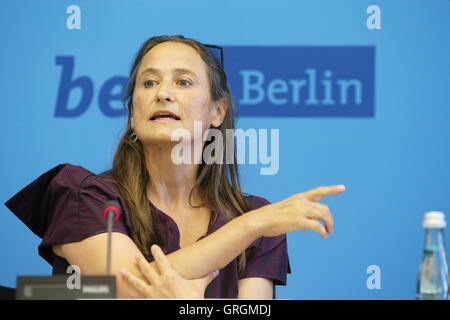 Berlin, Deutschland. 7. Sep, 2016. Der neue Zulassungsprüfung Direktor der State Ballett Berlin, Sasha Waltz, im Gespräch mit Journalisten in eine Presse-Konferenz im Rathaus Rotes Rathaus in Berlin, Deutschland, 7. September 2016. Choreograph Walzer und der Direktor der Royal Swedish Ballet Oehman werden co-Intendanten der Berliner staatlichen Ballett. Es gelingt Nacho Duato aus Spanien, dessen Vertrag im Juli 2019 abläuft. Foto: WOLFGANG KUMM/Dpa/Alamy Live News Stockfoto