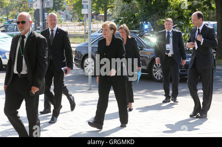 Berlin, Deutschland. 7. Sep, 2016. Bundeskanzlerin Angela Merkel (CDU) für das Gesetz des Staates für den ehemaligen Bundespräsidenten Walter Scheel in der Philharmonie in Berlin, Deutschland, 7. September 2016 ankommen. Scheel starb am 24. August 2016, er im Alter von 97 Jahren. Foto: WOLFGANG KUMM/Dpa/Alamy Live News Stockfoto