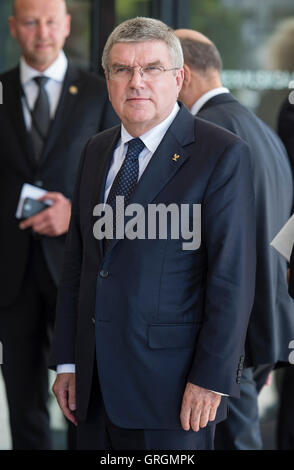 Berlin, Deutschland. 7. Sep, 2016. IOC-Präsident Thomas Bach für die Handlung des Staates für den ehemaligen Bundespräsidenten Walter Scheel in der Philharmonie in Berlin, Deutschland, 7. September 2016 ankommen. Scheel starb am 24. August 2016, er im Alter von 97 Jahren. Foto: GREGOR FISCHER/Dpa/Alamy Live News Stockfoto