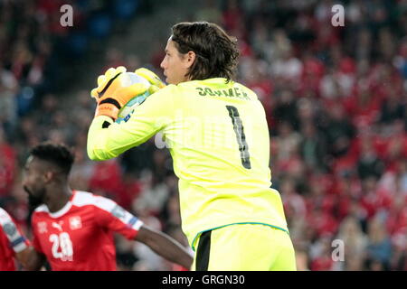 06.09.2016. St. Jakob-Park, Basel, Schweiz. Torhüter Yann Sommer fängt den Ball sauber während das Qualifikationsspiel der World Cup Gruppe B Schweiz gegen Portugal im St. Jakob-Park in Basel, Schweiz Stockfoto