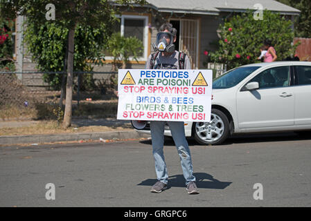 San Diego, Kalifornien, USA steht 6. September 2016 - Demonstrant gegen Spritzen für Mücken in San Diego Mt. Hope Nachbarschaft, wo ein reisebezogenen Fall von Zika-Virus gemeldet wurde, mit einem Schild. Das Sprühen von County San Diego ging wie geplant. Bildnachweis: Craig Steven Thrasher/Alamy Live-Nachrichten Stockfoto