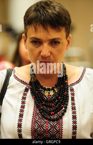 Brüssel, Bxl, Belgien. 7. Sep, 2016. Nadya Savchenko Mitglied Verkhovna Rada, das Parlament der Ukraine und ehemaliger Häftling in Russland hält eine Pressekonferenz im Europäischen Parlament am Hauptsitz in Brüssel, Belgien auf 07.09.2016 Savchenko-Kampagne "Meine Menschen loslassen," die sie während der Konferenz spricht ist Ukrainisch "Geiseln der Kreml" gewidmet. Ukrainische Politiker Nachfrage Gefangenen freizulassen in russischen Gefängnissen gehalten. von Wiktor Dabkowski Credit: Wiktor Dabkowski/ZUMA Draht/Alamy Live-Nachrichten Stockfoto
