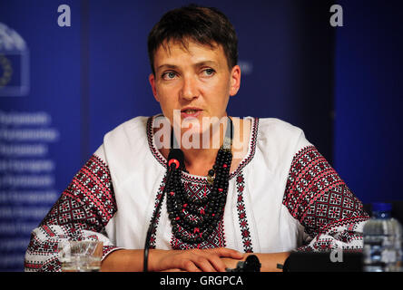 Brüssel, Bxl, Belgien. 7. Sep, 2016. Nadya Savchenko Mitglied Verkhovna Rada, das Parlament der Ukraine und ehemaliger Häftling in Russland hält eine Pressekonferenz im Europäischen Parlament am Hauptsitz in Brüssel, Belgien auf 07.09.2016 Savchenko-Kampagne "Meine Menschen loslassen," die sie während der Konferenz spricht ist Ukrainisch "Geiseln der Kreml" gewidmet. Ukrainische Politiker Nachfrage Gefangenen freizulassen in russischen Gefängnissen gehalten. von Wiktor Dabkowski Credit: Wiktor Dabkowski/ZUMA Draht/Alamy Live-Nachrichten Stockfoto