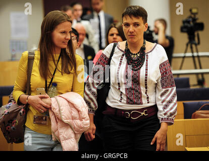 Brüssel, Bxl, Belgien. 7. Sep, 2016. Nadya Savchenko Mitglied Verkhovna Rada, das Parlament der Ukraine und ehemaliger Häftling in der Russischen Föderation (R) hält eine Pressekonferenz im Europäischen Parlament am Hauptsitz in Brüssel, Belgien auf 07.09.2016 Savchenko-Kampagne "Meine Menschen loslassen," die sie während der Konferenz spricht ist Ukrainisch "Geiseln der Kreml" gewidmet. Ukrainische Politiker Nachfrage Gefangenen freizulassen in russischen Gefängnissen gehalten. von Wiktor Dabkowski Credit: Wiktor Dabkowski/ZUMA Draht/Alamy Live-Nachrichten Stockfoto