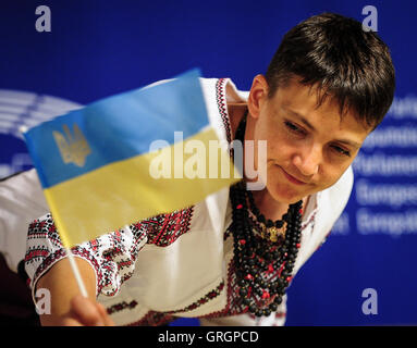 Brüssel, Bxl, Belgien. 7. Sep, 2016. Nadya Savchenko Mitglied Verkhovna Rada, das Parlament der Ukraine und ehemaliger Häftling in Russland hält eine Pressekonferenz im Europäischen Parlament am Hauptsitz in Brüssel, Belgien auf 07.09.2016 Savchenko-Kampagne "Meine Menschen loslassen," die sie während der Konferenz spricht ist Ukrainisch "Geiseln der Kreml" gewidmet. Ukrainische Politiker Nachfrage Gefangenen freizulassen in russischen Gefängnissen gehalten. von Wiktor Dabkowski Credit: Wiktor Dabkowski/ZUMA Draht/Alamy Live-Nachrichten Stockfoto