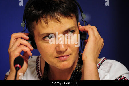 Brüssel, Bxl, Belgien. 7. Sep, 2016. Nadya Savchenko Mitglied Verkhovna Rada, das Parlament der Ukraine und ehemaliger Häftling in Russland hält eine Pressekonferenz im Europäischen Parlament am Hauptsitz in Brüssel, Belgien auf 07.09.2016 Savchenko-Kampagne "Meine Menschen loslassen," die sie während der Konferenz spricht ist Ukrainisch "Geiseln der Kreml" gewidmet. Ukrainische Politiker Nachfrage Gefangenen freizulassen in russischen Gefängnissen gehalten. von Wiktor Dabkowski Credit: Wiktor Dabkowski/ZUMA Draht/Alamy Live-Nachrichten Stockfoto