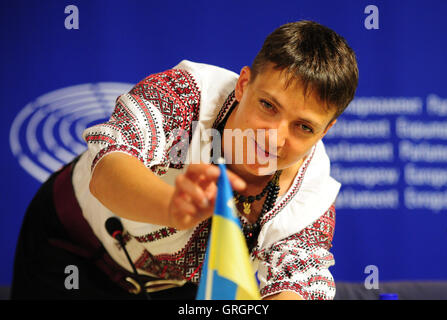 Brüssel, Bxl, Belgien. 7. Sep, 2016. Nadya Savchenko Mitglied Verkhovna Rada, das Parlament der Ukraine und ehemaliger Häftling in Russland hält eine Pressekonferenz im Europäischen Parlament am Hauptsitz in Brüssel, Belgien auf 07.09.2016 Savchenko-Kampagne "Meine Menschen loslassen," die sie während der Konferenz spricht ist Ukrainisch "Geiseln der Kreml" gewidmet. Ukrainische Politiker Nachfrage Gefangenen freizulassen in russischen Gefängnissen gehalten. von Wiktor Dabkowski Credit: Wiktor Dabkowski/ZUMA Draht/Alamy Live-Nachrichten Stockfoto