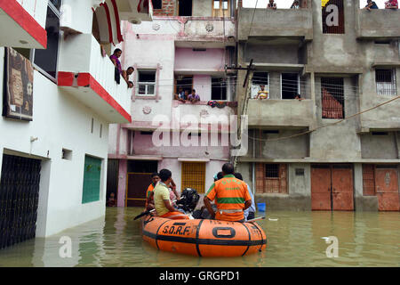 Gaya, Indien. 7. Sep, 2016. Rescue Personal Fähre Bewohner von Hochwasser im Bezirk Gaya, Bihar, Indien, am 7. September 2016 belagert. Rettungen waren von Disaster Response Staatsfonds Mittwoch unter ständigen Flut in Gaya betrieben. Lokale Medien berichteten Hochwassersituation in diesem Bereich erschien mit dem Wasserstand der geschwollenen Ganges fließt unterhalb der Gefahr, erleichtert werden. Bildnachweis: Stringer/Xinhua/Alamy Live-Nachrichten Stockfoto