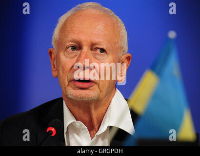 Brüssel, Bxl, Belgien. 7. Sep, 2016. Michal Boni Member des Europäischen Parlaments (MdEP) Gespräche während der Pressekonferenz von Nadya Savchenko (nicht gesehen) Mitglied des Verkhovna Rada, das Parlament der Ukraine und ehemaliger Häftling in Russland hält eine Pressekonferenz im Europäischen Parlament am Hauptsitz in Brüssel, Belgien auf 07.09.2016 Savchenko-Kampagne "Meine Menschen loslassen," die sie während der Konferenz spricht ist Ukrainisch "Geiseln der Kreml" gewidmet. Ukrainische Politiker Nachfrage Gefangenen freizulassen in russischen Gefängnissen gehalten. von Wiktor Dabkowski (Kredit-Bild: © Wiktor Dabkowski über Z Stockfoto