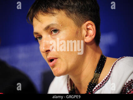 Brüssel, Bxl, Belgien. 7. Sep, 2016. Nadya Savchenko Mitglied Verkhovna Rada, das Parlament der Ukraine und ehemaliger Häftling in Russland hält eine Pressekonferenz im Europäischen Parlament am Hauptsitz in Brüssel, Belgien auf 07.09.2016 Savchenko-Kampagne "Meine Menschen loslassen," die sie während der Konferenz spricht ist Ukrainisch "Geiseln der Kreml" gewidmet. Ukrainische Politiker Nachfrage Gefangenen freizulassen in russischen Gefängnissen gehalten. von Wiktor Dabkowski Credit: Wiktor Dabkowski/ZUMA Draht/Alamy Live-Nachrichten Stockfoto
