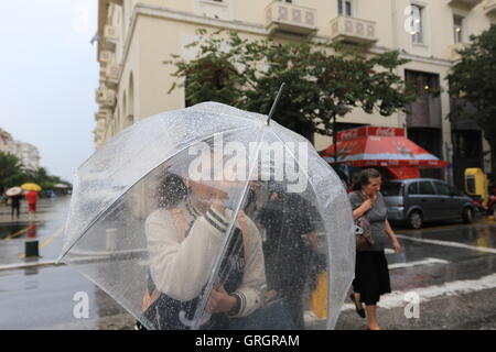 Thessaloniki, Griechenland, 7. September 2016.  Griechenland Wetter.  Wetter in Griechenland nahm eine Wendung zum Schlechteren mit Starkregen verursacht Sturzfluten einige Teile des Landes.  Drei Menschen tot in der südlichen Region von Peloppenese gemeldet wurden, und eine andere Person vermisst in Nordgriechenland. Bildnachweis: Orhan Zolak/Alamy Live-Nachrichten Stockfoto
