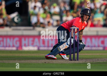 Old Trafford, Manchester, UK. 07. Sep, 2016. NatWest internationale T20 Cricket. England gegen Pakistan. England Mitte Ordnung Schlagmann Jason Roy nimmt einen Lauf und sucht nach einem zweiten Kredit: Action Plus Sport/Alamy Live News Stockfoto