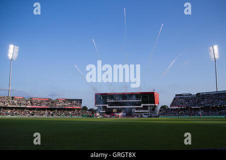 Old Trafford, Manchester, UK. 07. Sep, 2016. NatWest internationale T20 Cricket. England gegen Pakistan. Feuerwerk als die Teams kommen. Bildnachweis: Aktion Plus Sport/Alamy Live-Nachrichten Stockfoto