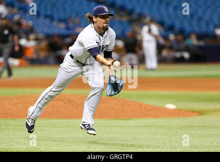 St. Petersburg, Florida, USA. 7. Sep, 2016. WILL VRAGOVIC | Times.Tampa Bay Strahlen Entlastung Krug Danny Farquhar (43) Felder die Bunt von Baltimore Orioles Catcher Caleb Joseph (36) im achten Inning des Spiels zwischen den Baltimore Orioles und die Tampa Bay Rays im Tropicana Field in St. Petersburg, Florida am Mittwoch, 7. September 2016. Die Tampa Bay Rays schlagen die Baltimore Orioles 7-6. Bildnachweis: Willen Vragovic/Tampa Bay Times / ZUMA Draht/Alamy Live News Stockfoto