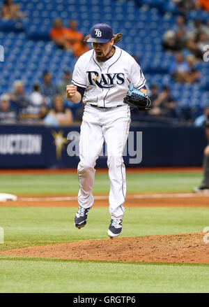 St. Petersburg, Florida, USA. 7. Sep, 2016. WILL VRAGOVIC | Times.Tampa Bay Strahlen Entlastung Krug Danny Farquhar (43) reagiert nach dem Auftreffen, Baltimore Orioles Center Fielder Michael Bourn (1) an der Spitze des achten Innings des Spiels zwischen den Baltimore Orioles und die Tampa Bay Rays im Tropicana Field in St. Petersburg, Florida am Mittwoch, 7. September 2016 enden. Die Tampa Bay Rays schlagen die Baltimore Orioles 7-6. Bildnachweis: Willen Vragovic/Tampa Bay Times / ZUMA Draht/Alamy Live News Stockfoto