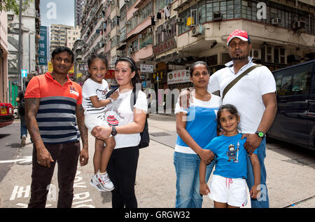 Hong Kong, Hong Kong SAR, China. 19. Juli 2016. Flüchtlinge Ajith Puspa (L, R), Vanessa Mae Rodel und Tochter Keana und ihre Mutter, Nadeeka Dilrukshi Nonis mit Supun Hilmar Kellapatha ihre Tochter Sethumdi hielt. Sie versteckten sich Edward Snowden in Hong Kong.After Abreise aus dem Hotel Mira, Edward Snowden ging in versteckt, bis er aus der Stadt geflogen. Ihre Geschichte wird in dem neuen Oliver Stone Film Snowden angesprochen, die im September 2016 Premieren. © Jayne Russell/ZUMA Draht/Alamy Live-Nachrichten Stockfoto