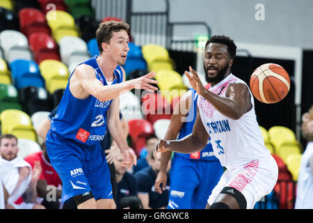 London, UK, 7. September 2016. GB-Männer gegen Luxemburg. GB-Mens Gabe Olaseni (25) gegen Luxemburgs Raul Birebaum (21) zu verteidigen. Bildnachweis: Pmgimaging/Alamy Live-Nachrichten Stockfoto