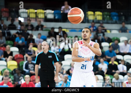 London, UK, 7. September 2016. GB-Männer gegen Luxemburg.  Alex Young (21) den Ball. Bildnachweis: Pmgimaging/Alamy Live-Nachrichten Stockfoto