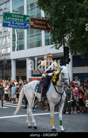 Rio De Janeiro, Rio De Janeiro, Brasilien. 7. September 2016. Offizielle Armee montiert auf einem weißen Pferd auf Avenida Presidente Vargas während der brasilianischen Independence Day Parade. Öffentlichkeit auf dem Hintergrund fotografiert und die Parade-Uhren. Pabst Dos Reis / Alamy Live News Stockfoto
