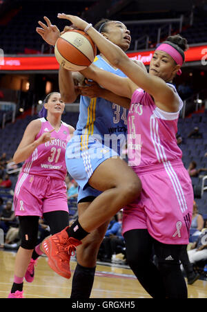 Washington, DC, USA. 7. Sep, 2016. 20160907 - Washington Mystics Wache NATASHA CLOUD (15) Foulspiel von Chicago Sky Center IMANI BOYETTE (34) in der zweiten Hälfte im Verizon Center in Washington. © Chuck Myers/ZUMA Draht/Alamy Live-Nachrichten Stockfoto