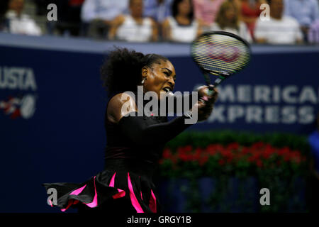 Flushing Meadows, New York, USA. 7. September 2016. Serena Williams während ihr Viertelfinale Spiel gegen Simona Halep Rumäniens in den Vereinigten Staaten Open Tennis Championships in Flushing Meadows, New York am Mittwoch, 7. September.  Williams gewann das Match in drei Sätzen. Bildnachweis: Adam Stoltman/Alamy Live-Nachrichten Stockfoto