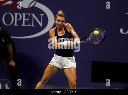 Flushing Meadows, New York, USA. 7. September 2016. Simona Halep Rumäniens reagiert auf einen Punkt in ihrem Viertelfinale Match gegen die Nummer 1 gesetzte, Serena Williams in den Vereinigten Staaten Open Tennis Championships in Flushing Meadows, New York am Mittwoch, 7. September.  Williams gewann das Match in drei Sätzen. Bildnachweis: Adam Stoltman/Alamy Live-Nachrichten Stockfoto