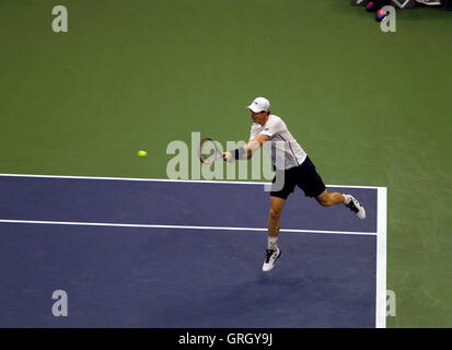 Flushing Meadows, New York, USA. 7. September 2016. Andy Murray aus Großbritannien in seinem Viertelfinale Spiel gegen Kei Nishikori von Japan in die Vereinigten Staaten Open Tennis Championships in Flushing Meadows, New York am Mittwoch, 7. September.  Murray verlor das Match in fünf Sätzen. Bildnachweis: Adam Stoltman/Alamy Live-Nachrichten Stockfoto