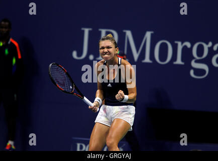 Flushing Meadows, New York, USA. 7. September 2016. Simona Halep Rumäniens reagiert auf einen Punkt in ihrem Viertelfinale Match gegen die Nummer 1 gesetzte, Serena Williams in den Vereinigten Staaten Open Tennis Championships in Flushing Meadows, New York am Mittwoch, 7. September.  Williams gewann das Match in drei Sätzen. Bildnachweis: Adam Stoltman/Alamy Live-Nachrichten Stockfoto