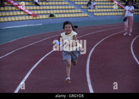 Heihe Heihe, China. 8. Sep, 2016. Heihe, CHINA - 27. August 2016: (nur zur redaktionellen Verwendung. CHINA aus) Tangtang, ein 6 Jahre altes Mädchen, läuft in einem Stadion in Heihe, Nordosten ChinaÂ¡Â¯s Heilongjiang Provinz am 27. August 2016. Tangtang träumt davon, eines Tages ein Weltmeister. Inspiriert durch die Spiele in Rio, Tangtang beschließt, zu Fuß und Praktiken, die jeden Tag in den Kindergarten gehen. © SIPA Asien/ZUMA Draht/Alamy Live-Nachrichten Stockfoto