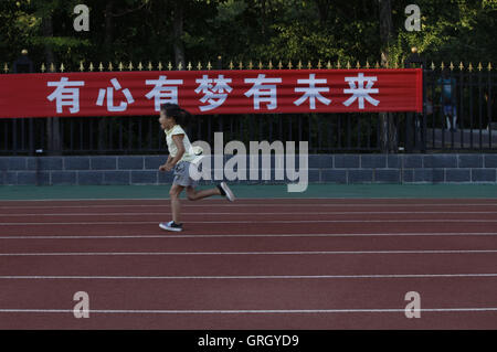 Heihe Heihe, China. 8. Sep, 2016. Heihe, CHINA - 27. August 2016: (nur zur redaktionellen Verwendung. CHINA aus) Tangtang, ein 6 Jahre altes Mädchen, läuft in einem Stadion in Heihe, Nordosten ChinaÂ¡Â¯s Heilongjiang Provinz am 27. August 2016. Tangtang träumt davon, eines Tages ein Weltmeister. Inspiriert durch die Spiele in Rio, Tangtang beschließt, zu Fuß und Praktiken, die jeden Tag in den Kindergarten gehen. © SIPA Asien/ZUMA Draht/Alamy Live-Nachrichten Stockfoto