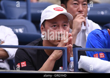 K07.09.2016. Flushing Meadows, New York, USA. US Open Tennis Championships, Herren Einzel-Viertelfinale. Kei Nishikori (JPN) beobachtet von Trainer Michael Chang (USA) Stockfoto