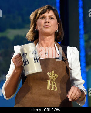 Bayerns Minister der Landwirtschaft Ilse Aigner (CSU) nach dem Tippen auf ein Fass Bier beim traditionellen Start des Oktoberfestes in München bei der ständigen Vertretung der Bayern in Berlin, Deutschland, 7. September 2016. Foto: RAINER JENSEN/dpa Stockfoto