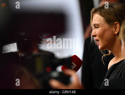 Berlin, Deutschland. 7. Sep, 2016. US-amerikanische Schauspielerin Renee Zellweger ankommen für die Deutschland-Premiere des Films "Bridget Jones' Baby' in Berlin, Deutschland, 7. September 2016. Die Komödie erscheint am 20. Oktober 2016 in den deutschen Kinos. Foto: JENS KALAENE/Dpa/Alamy Live News Stockfoto