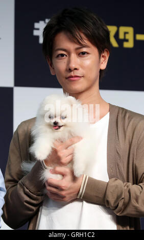 Tokio, Japan. 8. Sep, 2016. Japanischer Schauspieler Takeru Sato, hält einen Pommerschen Hund Giga-Chan in seine Arme wie er Softbank es neues Tarif "Giga-Monster", 20 GB für 6.000 Yen pro Monat in Tokio auf Donnerstag, 8. September 2016 kündigt. Softbank auch Annouced sie startet die fünfte Generation (5G) mobile Kommunikation service Massive MIMO in diesem Monat © Yoshio Tsunoda/AFLO/Alamy Live News Stockfoto