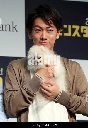 Tokio, Japan. 8. Sep, 2016. Japanischer Schauspieler Takeru Sato, hält einen Pommerschen Hund Giga-Chan in seine Arme wie er Softbank es neues Tarif "Giga-Monster", 20 GB für 6.000 Yen pro Monat in Tokio auf Donnerstag, 8. September 2016 kündigt. Softbank auch Annouced sie startet die fünfte Generation (5G) mobile Kommunikation service Massive MIMO in diesem Monat © Yoshio Tsunoda/AFLO/Alamy Live News Stockfoto