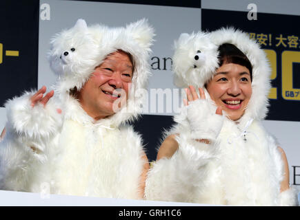 Tokio, Japan. 8. Sep, 2016. Weibchen Ringen Olympiasieger Kyoko Hamaguchi (R) lächelt mit seinem Vater Tier Hamaguchi, wie sie Softbank es neues Tarif "Giga-Monster", 20 GB für 6.000 Yen pro Monat in Tokio am Donnerstag, 8. September 2016 bekannt. Softbank auch Annouced sie startet die fünfte Generation (5G) mobile Kommunikation service Massive MIMO in diesem Monat © Yoshio Tsunoda/AFLO/Alamy Live News Stockfoto