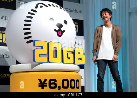 Tokio, Japan. 8. Sep, 2016. Japanischer Schauspieler Takeru Sato kündigt Softbank es neues Tarif "Giga-Monster", 20GB für 6.000 Yen pro Monat in Tokio auf Donnerstag, 8. September 2016. Softbank auch Annouced sie startet die fünfte Generation (5G) mobile Kommunikation service Massive MIMO in diesem Monat © Yoshio Tsunoda/AFLO/Alamy Live News Stockfoto